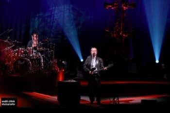 شاهد .. كريس دو بيرغ نجح خارج بلاده قبل أن يشتهر في بريطانيا.. حقق أرقاماً قياسية وهكذا أنهى خيانته لزوجته