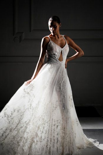 شاهد .. بالصور - مجموعة طوني ورد لعروس خريف 2024 تعكس بريق الأضواء والزخرفة الأنيقة