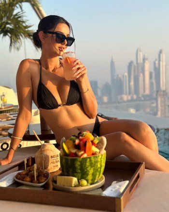 شاهد .. ماهلاغا جابري تكتسب السمرة بالبيكيني وناطحات سحاب دبي تبدو في الخلفية-بالصور