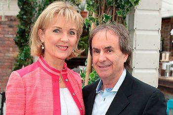 شاهد .. كريس دو بيرغ نجح خارج بلاده قبل أن يشتهر في بريطانيا.. حقق أرقاماً قياسية وهكذا أنهى خيانته لزوجته