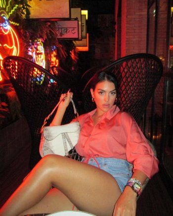 شاهد .. بالصور- بإطلالة كاجوال رائعة.. جورجينا رودريغيز تخطف الانظار بإطلالة صيفية رائعة