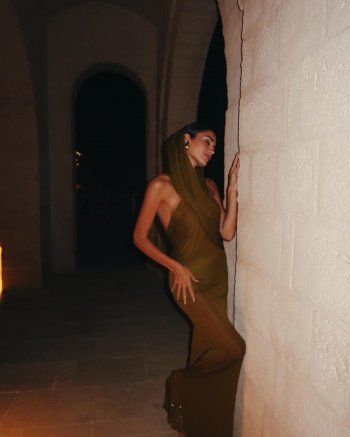 شاهد .. هاندا أرتشيل تتألق بفستان زيتي ونحافتها واضحة رغم جمالها-بالصور