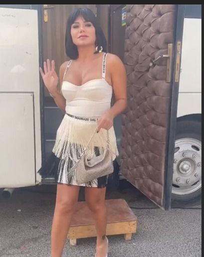 رانيا يوسف تثير الجدل بفستان فوق الركبة – فيديو