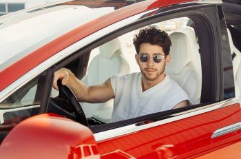 شاهد .. بالصور - نيك جوناس يحقق أمنية محبيه ويعود إلى تسريحة شعره القديمة