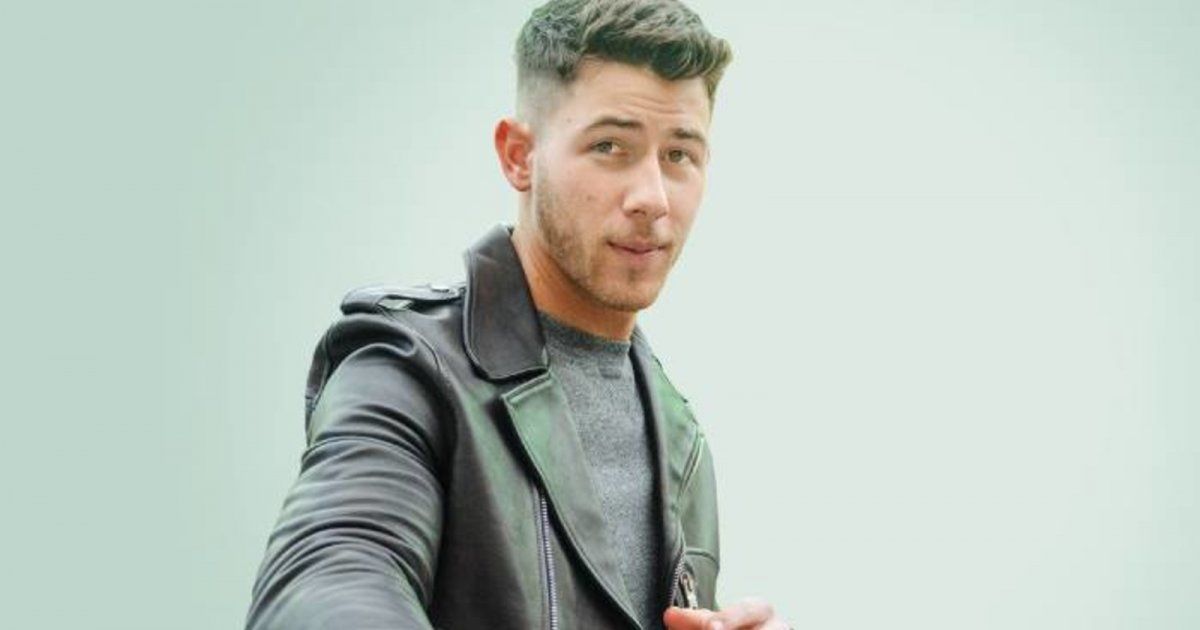 شاهد .. بالصور - نيك جوناس يحقق أمنية محبيه ويعود إلى تسريحة شعره القديمة