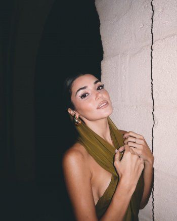 شاهد .. هاندا أرتشيل تتألق بفستان زيتي ونحافتها واضحة رغم جمالها-بالصور