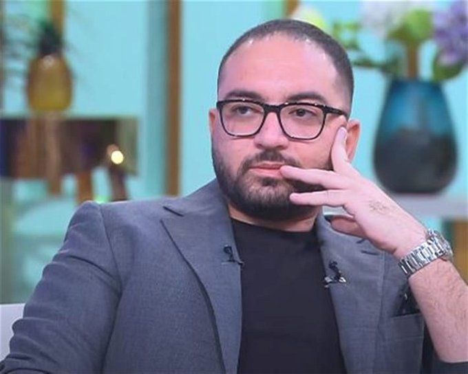 «فقدت الحركة».. نجل محمد ثروت يكشف كواليس مرضه النادر