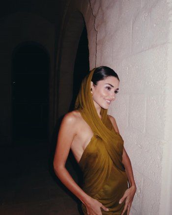 شاهد .. هاندا أرتشيل تتألق بفستان زيتي ونحافتها واضحة رغم جمالها-بالصور