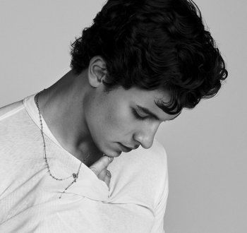 شاهد .. بالصور - نيك جوناس يحقق أمنية محبيه ويعود إلى تسريحة شعره القديمة