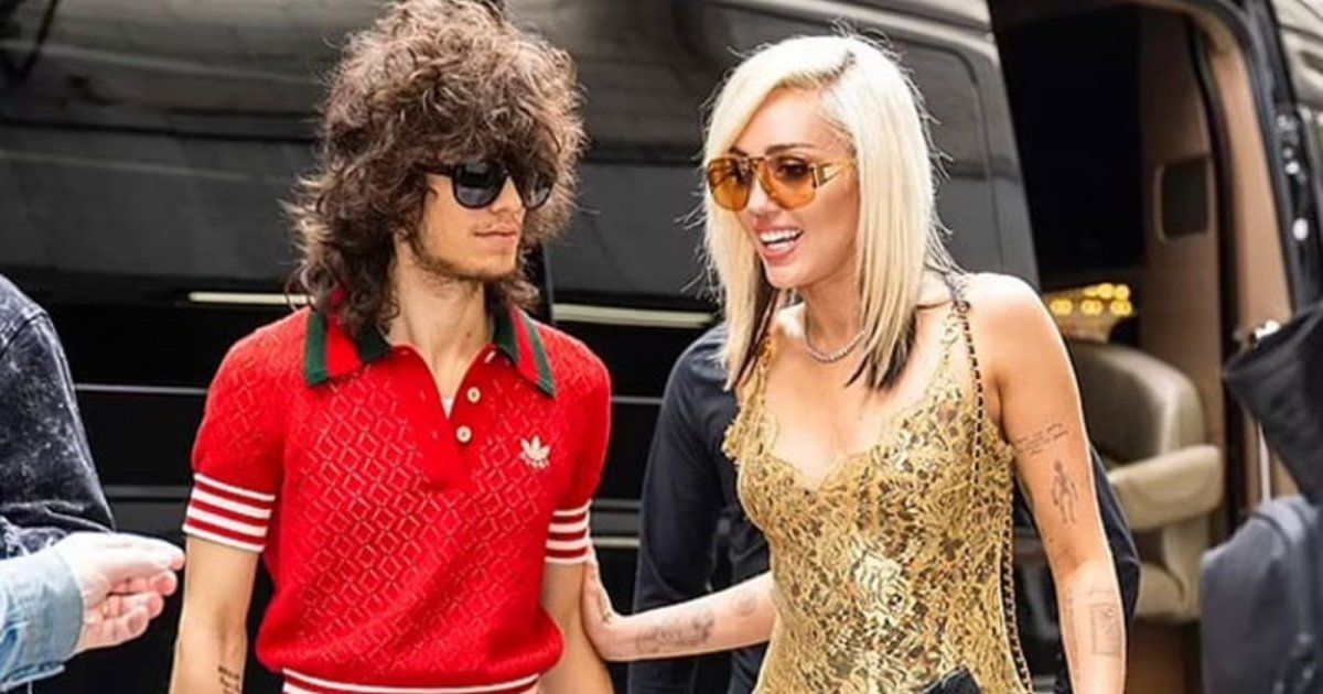 شاهد .. بالصورة - ظهور نادر لـ مايلي سايرس وحبيبها في العلن