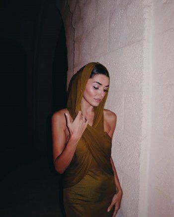 شاهد .. هاندا أرتشيل تتألق بفستان زيتي ونحافتها واضحة رغم جمالها-بالصور