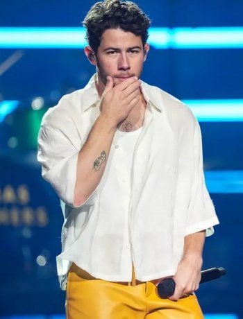 شاهد .. بالصور - نيك جوناس يحقق أمنية محبيه ويعود إلى تسريحة شعره القديمة