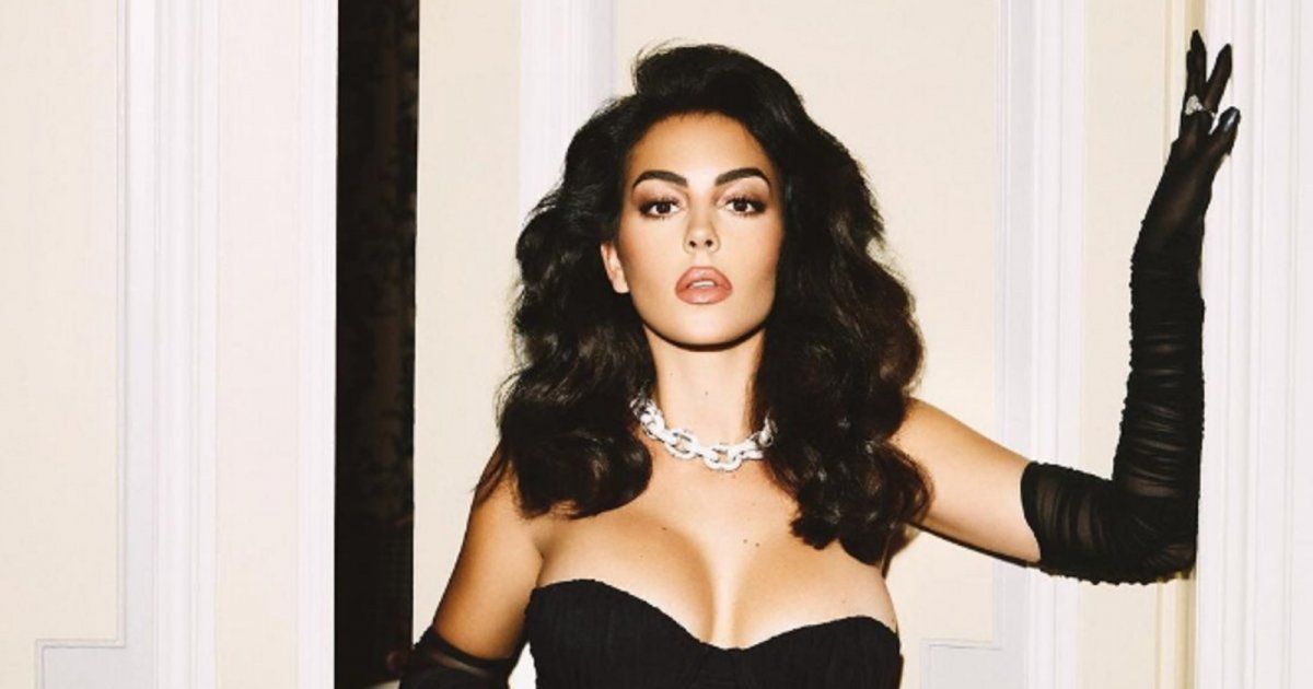 شاهد .. بالصور- بإطلالة كاجوال رائعة.. جورجينا رودريغيز تخطف الانظار بإطلالة صيفية رائعة