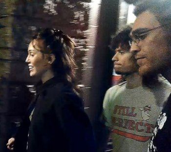 شاهد .. بالصورة - ظهور نادر لـ مايلي سايرس وحبيبها في العلن