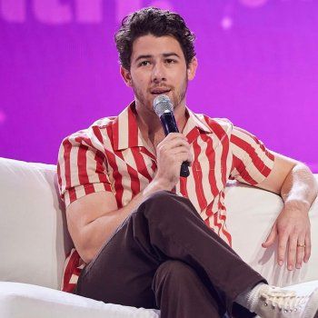 شاهد .. بالصور - نيك جوناس يحقق أمنية محبيه ويعود إلى تسريحة شعره القديمة