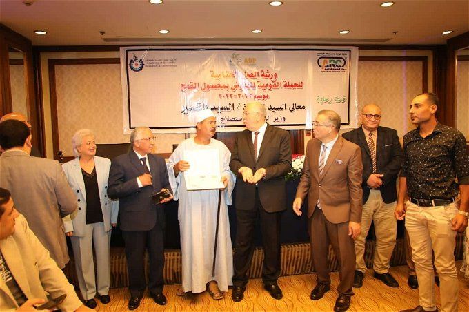 أخبار مصر | وزير الزراعة يُكرم أفضل منتجي القمح على مستوى الجمهورية