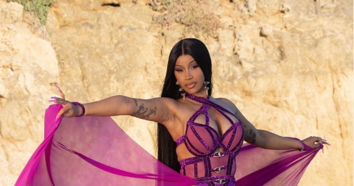 شاهد .. بالفيديو- بالأحمر الشفاف.. كاردي بي تحتفل بعيد ميلادها بفستان مميز وتسحر الجمهور برشاقتها