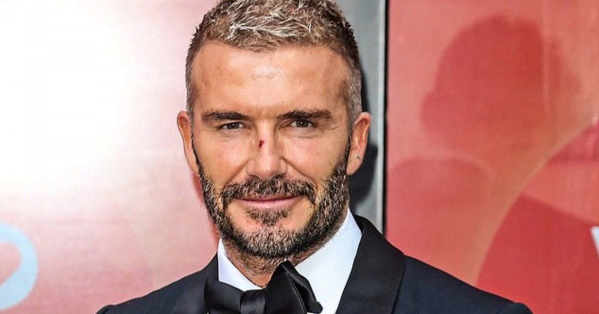 شاهد .. بالصورة - ديفيد بيكهام يتألق ببدلة سوداء وحذاء أبيض في حفل إطلاق عطور في نيويورك