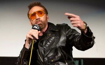 شاهد .. بالصور - بإطلالة ملفتة نيكولاس كيج بثياب جلد