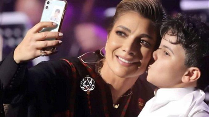 طفل يقتحم حفل أصالة بالقصيم في مشهد غرب (فيديو)