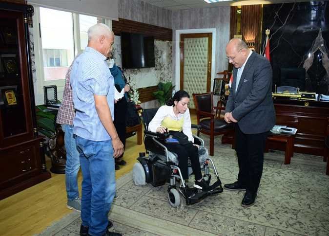 أخبار مصر | في لفتة إنسانية.. جامعة سوهاج تمنح طالبة من ذوي الإعاقة كرسيًا كهربائيًا
