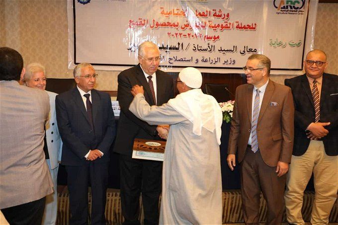 أخبار مصر | وزير الزراعة يُكرم أفضل منتجي القمح على مستوى الجمهورية