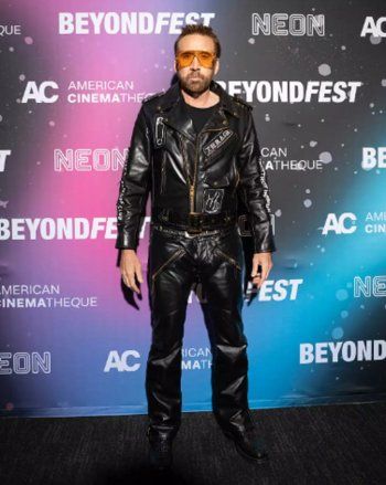 شاهد .. بالصور - بإطلالة ملفتة نيكولاس كيج بثياب جلد