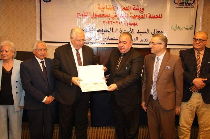 أخبار مصر | وزير الزراعة يُكرم أفضل منتجي القمح على مستوى الجمهورية