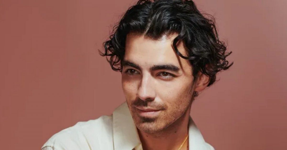 شاهد .. بالفيديو - جو جوناس يتوقف عن الغناء في حفلته ليقبل طفلته المدللة