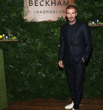 شاهد .. بالصورة - ديفيد بيكهام يتألق ببدلة سوداء وحذاء أبيض في حفل إطلاق عطور في نيويورك