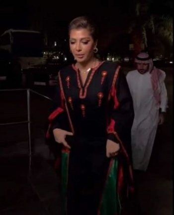 شاهد .. أصالة ترتدي الزي الفلسطيني في حفلها بالسعودية ومي العيدان بأقوى هجوم عليها - بالصور