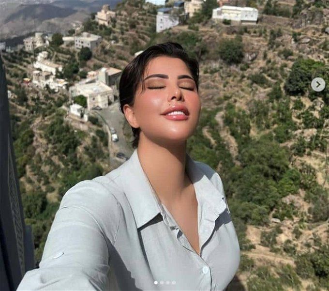 كلابس مثيرة على البحر.. شمس الكويتية تستعرض أنوثتها بإطلالة جريئة