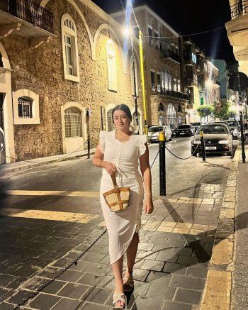 شاهد .. بالصور- من شوارع بيروت.. ليلة عدنان تقضي وقتاً جميل بلوك صيفي رائع