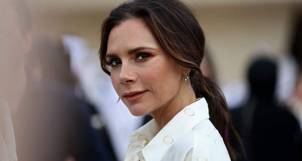 شاهد .. بالصورة - فيكتوريا بيكهام تتألق بأناقتها بفستان باللون الأحمر