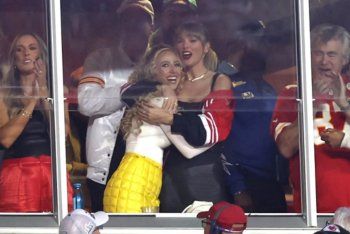 شاهد .. بالصور - لاعبة كرة شهيرة تقلد تايلور سويفت