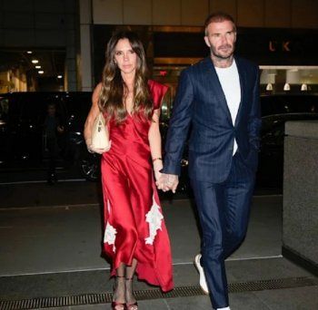 شاهد .. بالصورة - فيكتوريا بيكهام تتألق بأناقتها بفستان باللون الأحمر