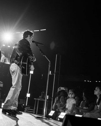 شاهد .. بالصور - مالتي ماري جوناس تشجع فنانها المفضل وعلامات وجهها تتغير