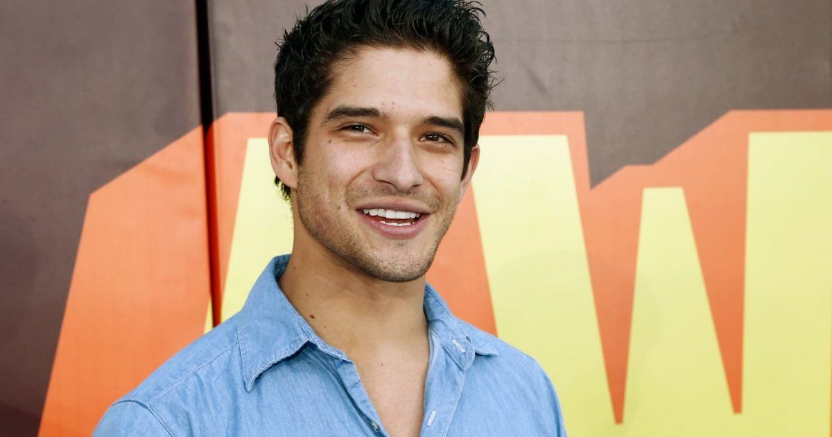 شاهد .. بالصور - تايلور بوسي يختار بدلة من لون البيج لحفل زفافه وحبيبته السابقة تهنئه