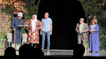 شاهد .. بالصور- من الجنوب اللبناني إلى كندا.. "أم حسين" تضحك الجمهور بمسرحية "ما الي غيرو"