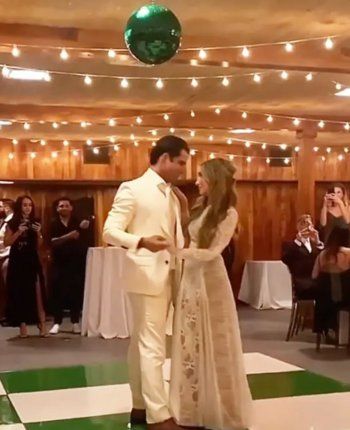 شاهد .. بالصور - تايلور بوسي يختار بدلة من لون البيج لحفل زفافه وحبيبته السابقة تهنئه