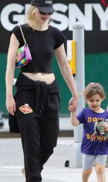 شاهد .. بالصور - تسريب صور واضحة لوجه إبنتي جو جوناس