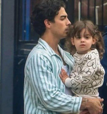 شاهد .. بالصور - تسريب صور واضحة لوجه إبنتي جو جوناس