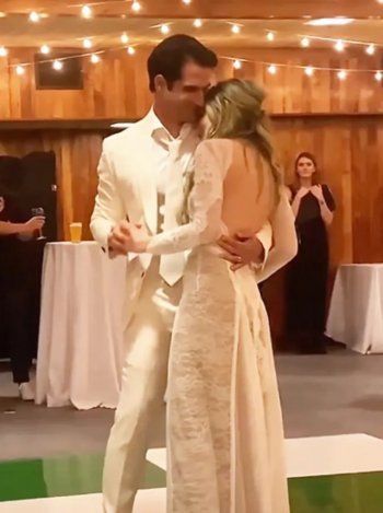 شاهد .. بالصور - تايلور بوسي يختار بدلة من لون البيج لحفل زفافه وحبيبته السابقة تهنئه