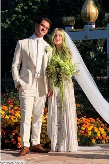 شاهد .. بالصور - تايلور بوسي يختار بدلة من لون البيج لحفل زفافه وحبيبته السابقة تهنئه