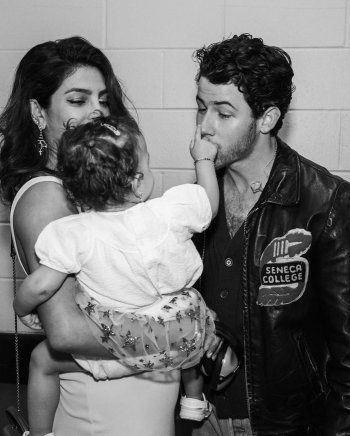 شاهد .. بالصور - مالتي ماري جوناس تشجع فنانها المفضل وعلامات وجهها تتغير