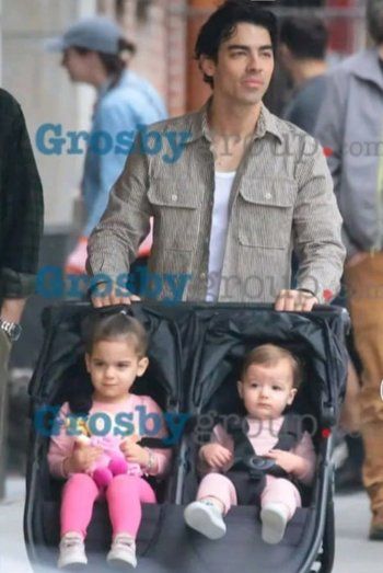 شاهد .. بالصور - تسريب صور واضحة لوجه إبنتي جو جوناس