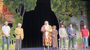 شاهد .. بالصور- من الجنوب اللبناني إلى كندا.. "أم حسين" تضحك الجمهور بمسرحية "ما الي غيرو"