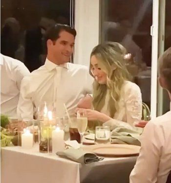 شاهد .. بالصور - تايلور بوسي يختار بدلة من لون البيج لحفل زفافه وحبيبته السابقة تهنئه