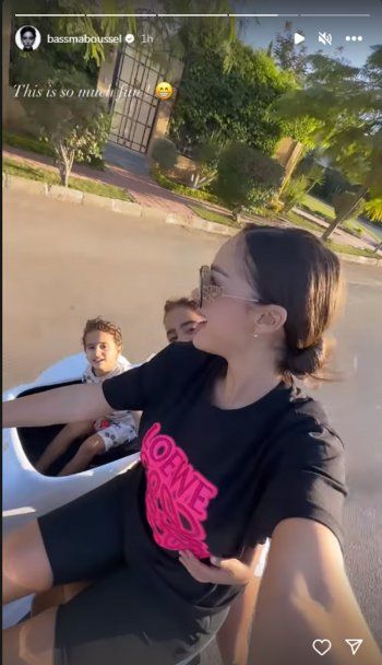 شاهد .. بالصور- في لحظات من الفرح..بسمة بسيل تقود الدراجة النارية مع أولادها