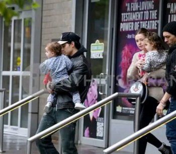 شاهد .. بالصور - تسريب صور واضحة لوجه إبنتي جو جوناس